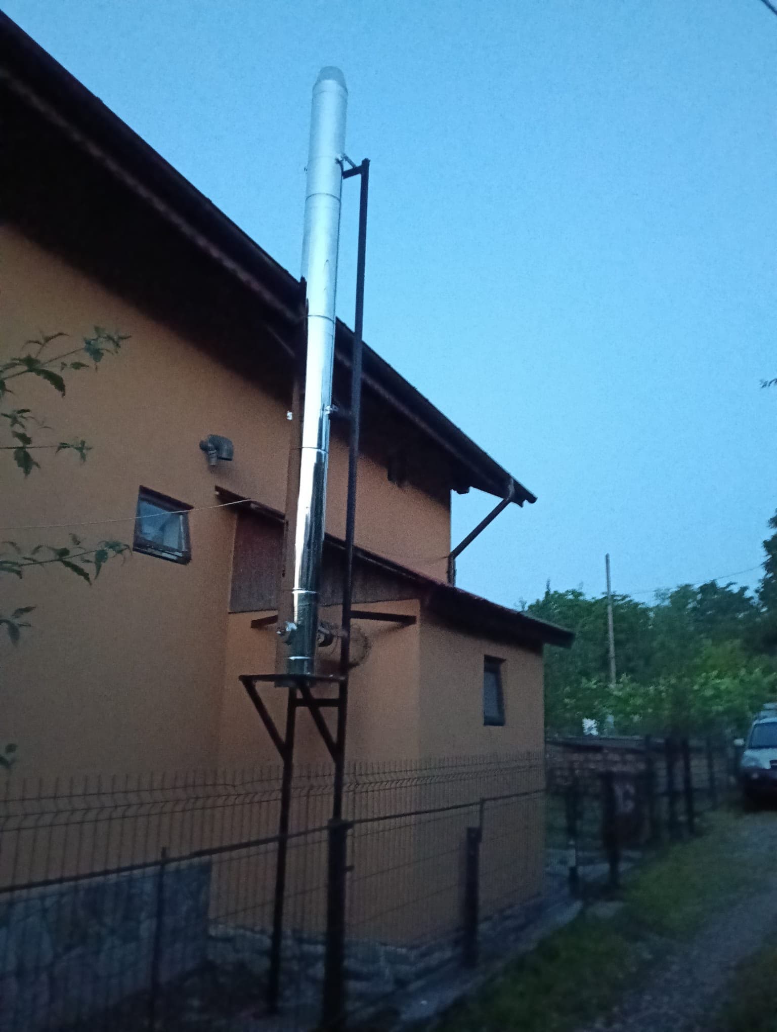 Coș izolat instalat pe acoperiș înclinat